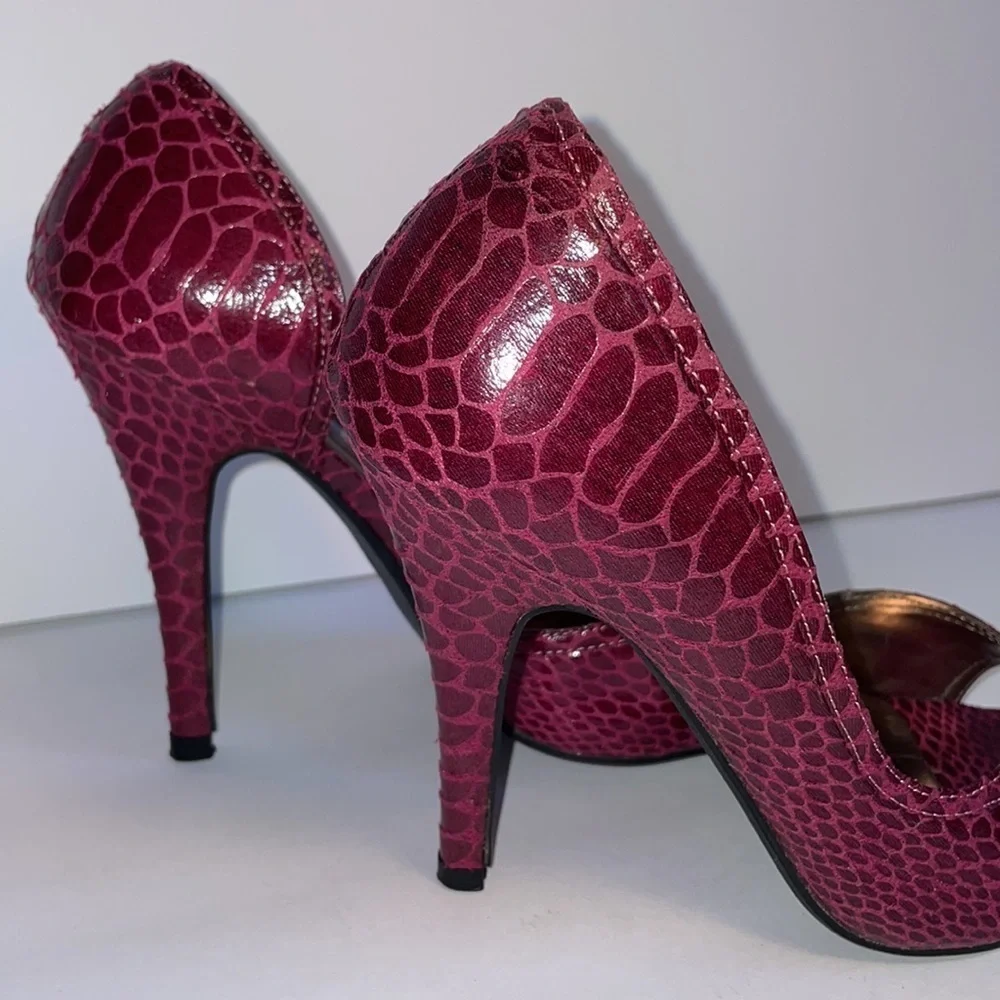CHARLOTTE RUSSE Fuschia snakeskin heels in women’s size 6